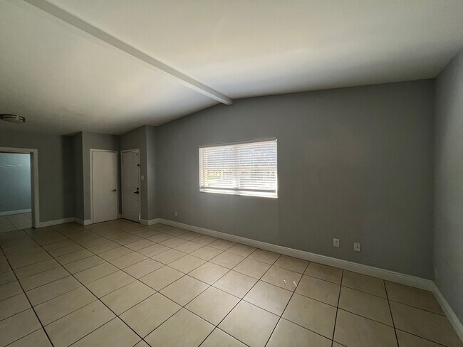Building Photo - 519 Carolyne St