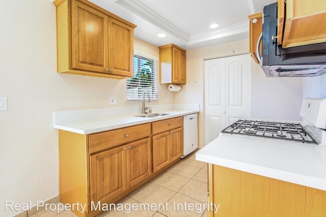 Building Photo - 3 br, 2.5 bath House - 1045 Clark St