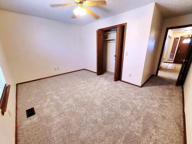 Building Photo - Spacious Living in a Prime Yukon Location