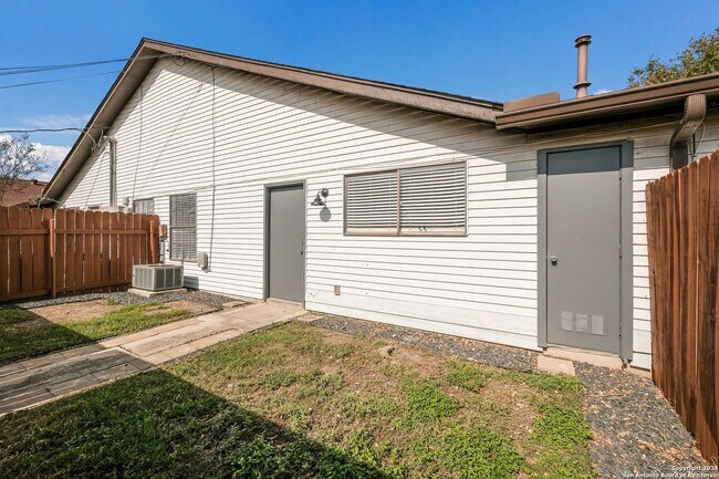 Building Photo - Charming 2/2 in the heart of Boerne!