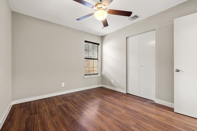 Building Photo - Beautiful home located in the heart of downtown!