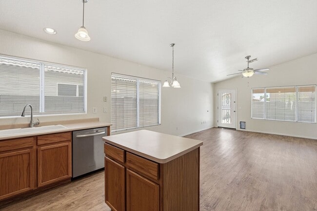 Building Photo - 3 Bedroom Home in Bridlewood!