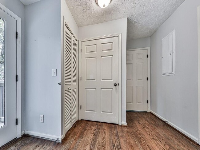 Building Photo - 63 Geraldine Dr SE