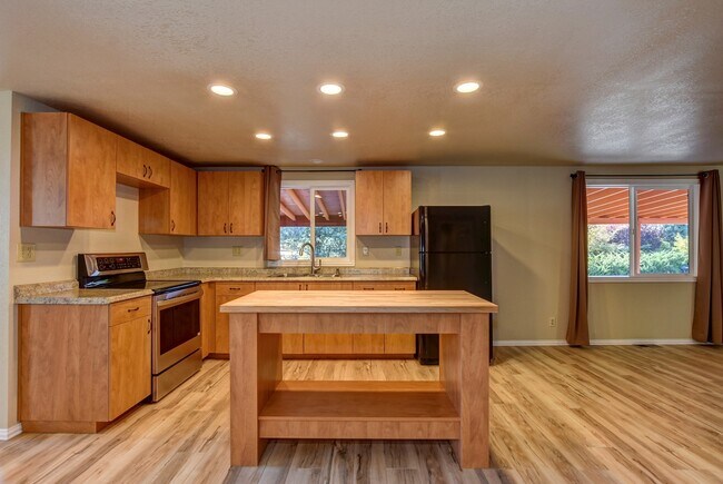 Building Photo - Spacious 2 Bedroom Home Near Willow Lake!