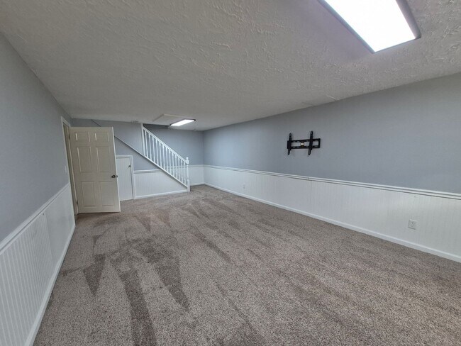 Building Photo - Large 2 story home!!