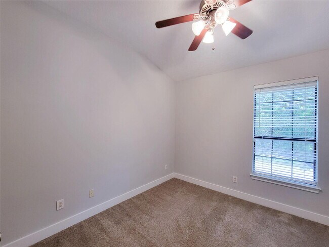 Building Photo - 3 Bed Townhome in 77003 Near Minute Maid Park + First-Floor Living