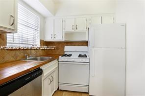 Building Photo - 219 Menores Ave