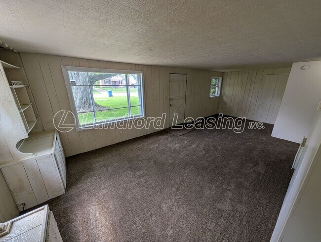 Building Photo - Quaint 3 Bedroom Home with Garage.