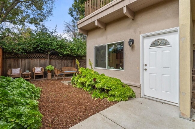 Building Photo - "Charming 1-Bedroom Retreat with Granite Touches and Pool Access in Berkeley"