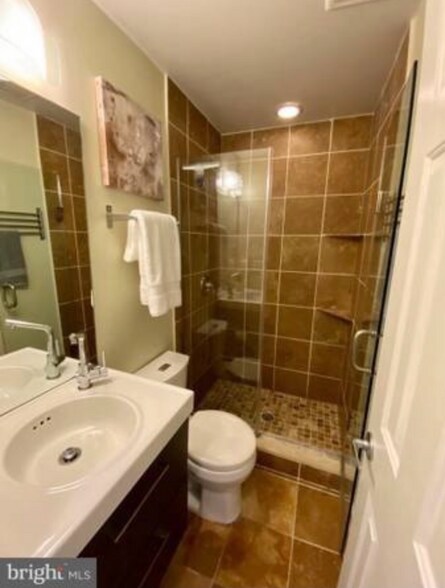 Building Photo - 518 Hobart Pl NW