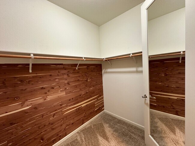 Building Photo - Large 4 Bedroom House in Hiddenbrook Commu...
