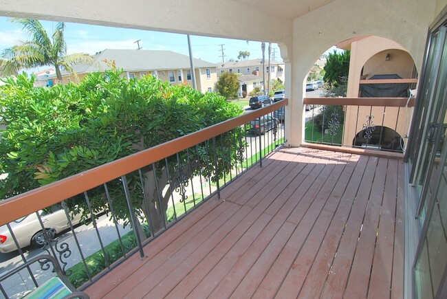 Building Photo - Upper Level 3 Bedroom Belmont Shore Apartment