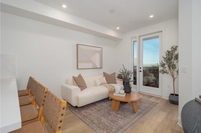 Building Photo - APARTMENT