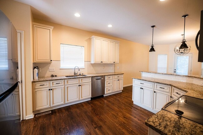 Building Photo - Stunning 6 bedroom 2.5 bathroom corner lot...