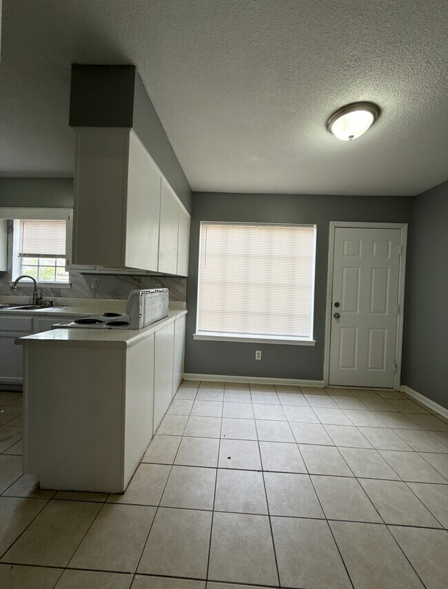 Building Photo - 5096 Breckenwood Dr