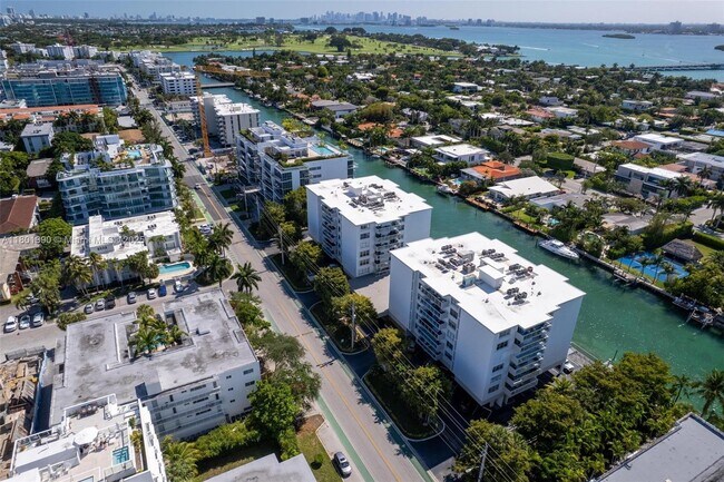 Building Photo - 10000 W Bay Harbor Dr