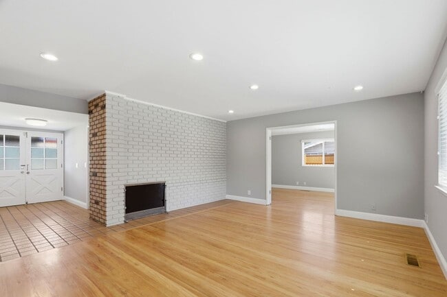 Building Photo - Wow! What a Great Home! Available Now!