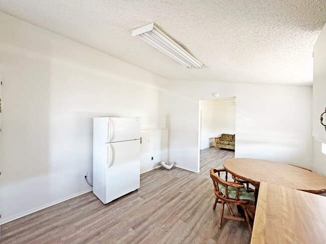 Building Photo - 408 W Holland Ave