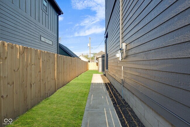 Building Photo - 1025 Churchman Ave