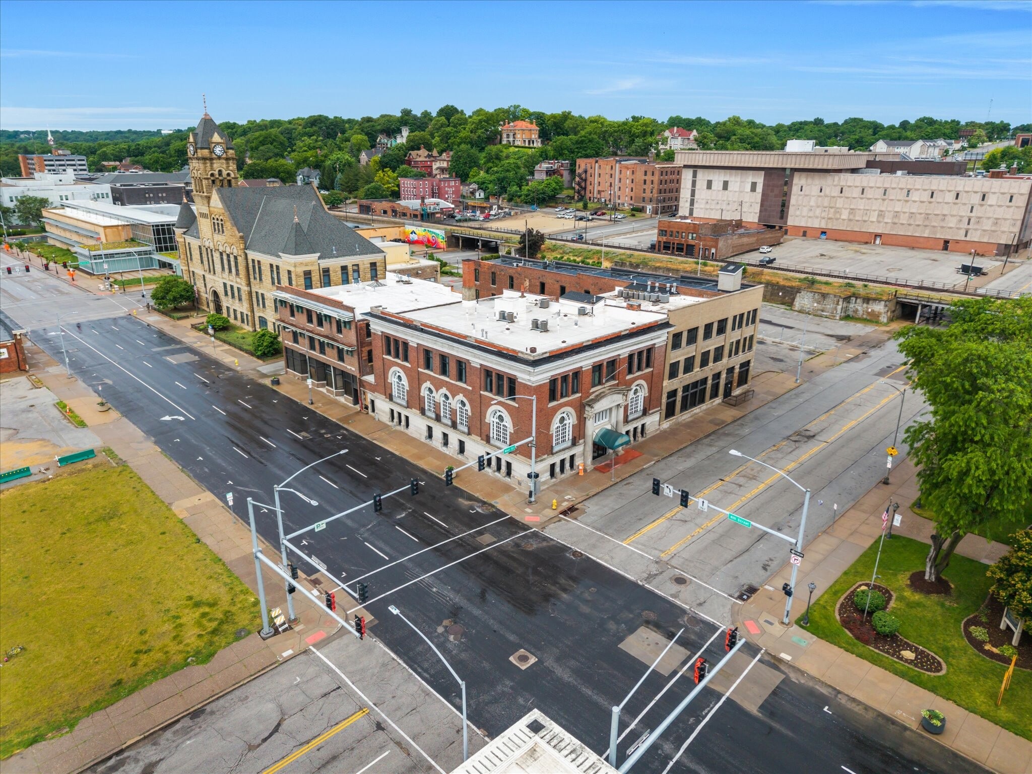 Building Photo - 400 N Main St