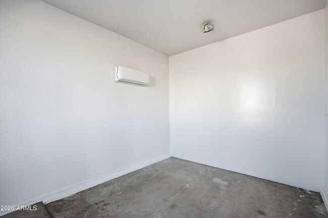 Building Photo - 14162 W Woodbridge Ave