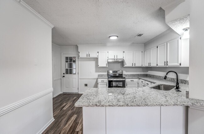 Building Photo - Style, Space, and Convenience in the Heart...