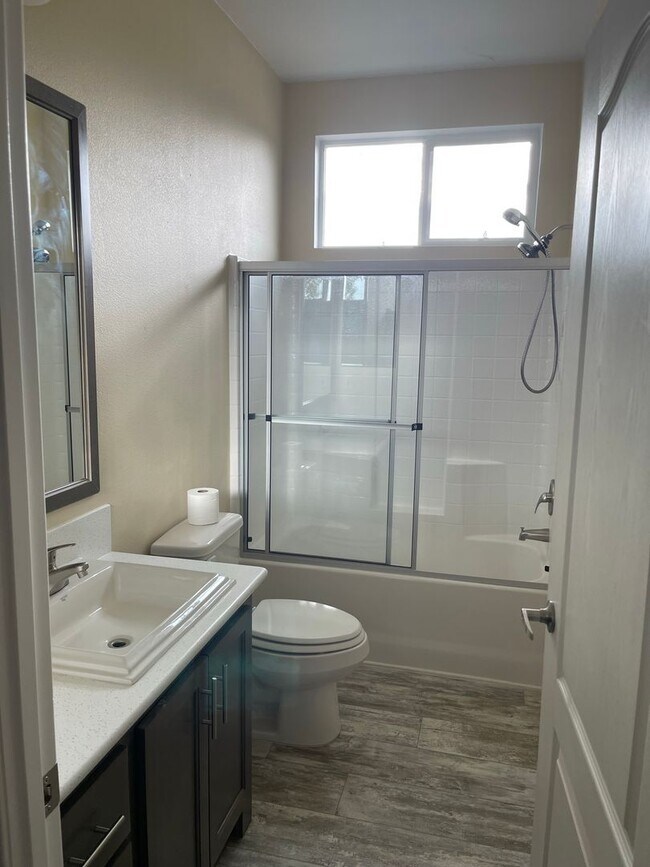 Building Photo - Newer Manufactured home, 3 bed 2 bath, Lower Magalia