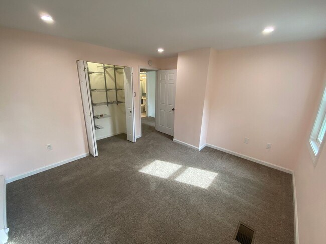 Building Photo - WOW!! BRIGHT AND SPACIOUS WATERTOWN UNIT W CENTRAL AIR, WASHER/DRYER