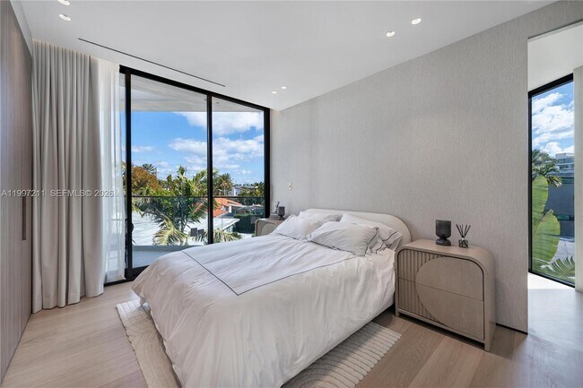 Building Photo - 1045 W 47th Ct