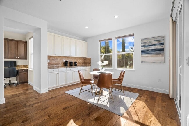 Building Photo - HILLTOP CORNER HOME WITH GORGEOUS VIEWS