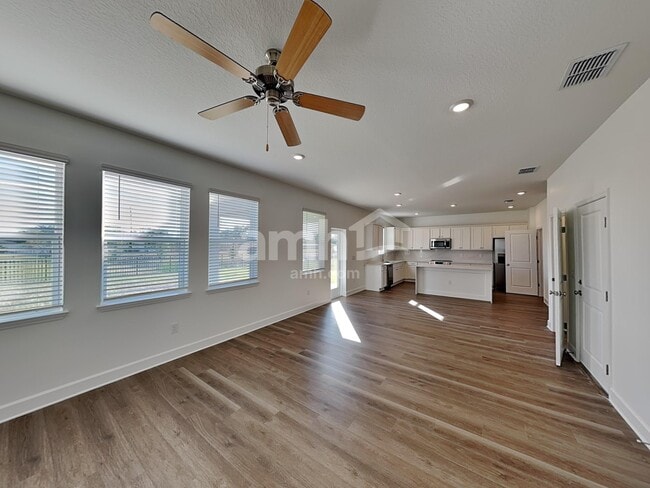 Building Photo - 2909 20th Ave W