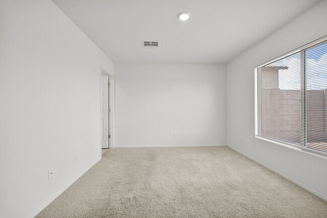 Building Photo - New home in Valencia Crossing!