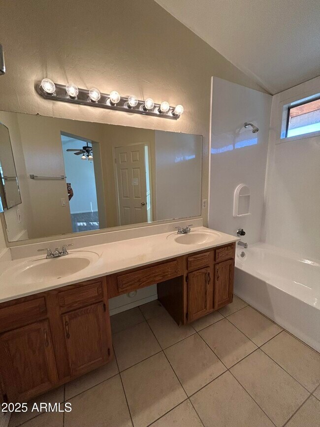 Building Photo - 1433 E Park Ave