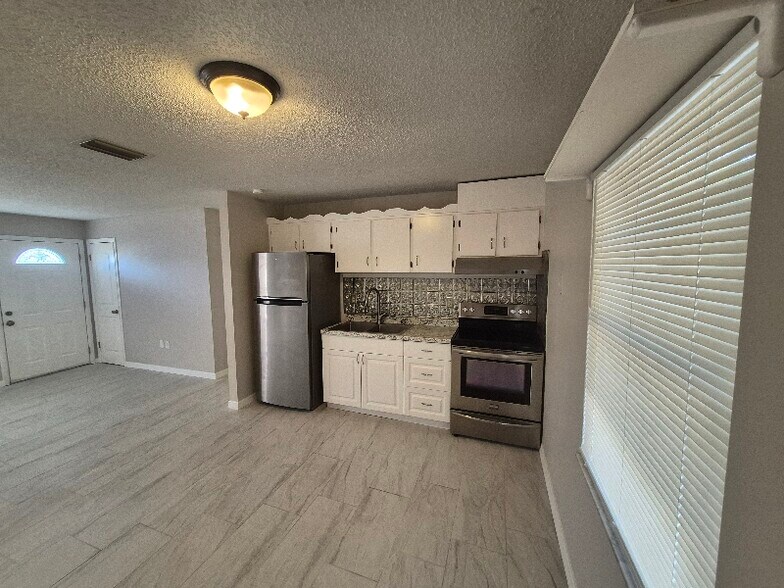 Building Photo - 13095 Linden Dr