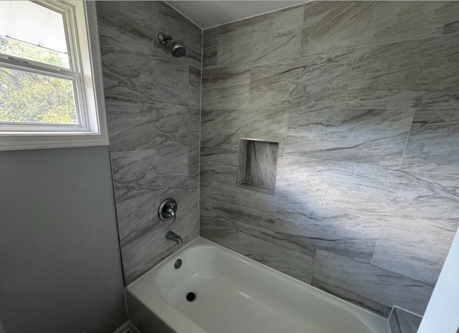 Building Photo - Single Family Home 4 beds 1 bath Available...