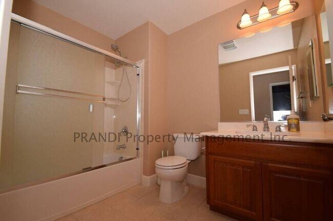 Building Photo - Top Floor Condo w/Views and Washer/Dryer!