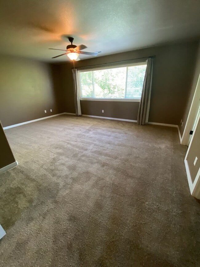Building Photo - NE House Pet Friendly, 4 Bdrm, 2.5 Bath, Bonus Room, Office, Gas Heat/fireplace, A/C