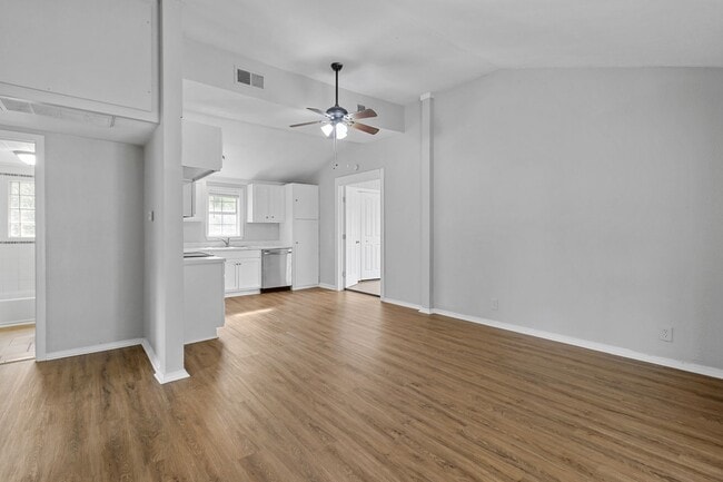 Building Photo - Charming 2 bedroom, 1 bathroom home located near Historic McKinney!!