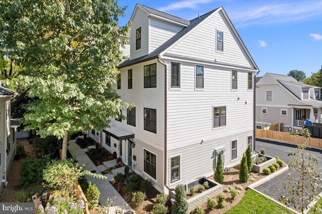 Building Photo - 909 N Irving St