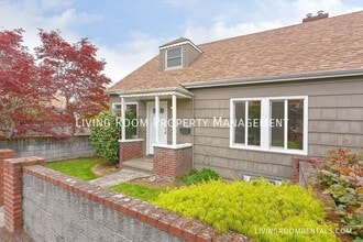 Building Photo - 3231 NE Alberta St