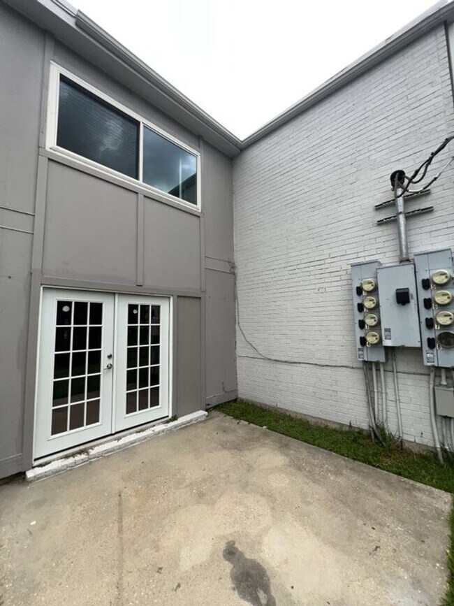 Building Photo - Newly renovated! 2 bedroom 1 bath townhous...