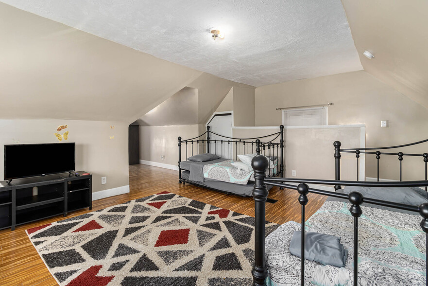 Bedroom 4 - 3rd floor - 231 Fosdick St