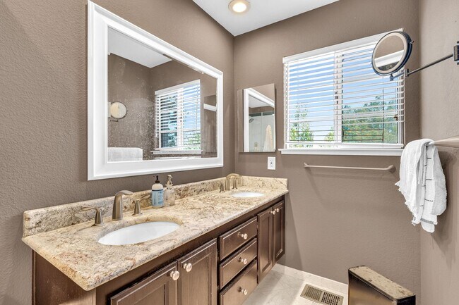 Building Photo - 2451 Cherry Hills Dr