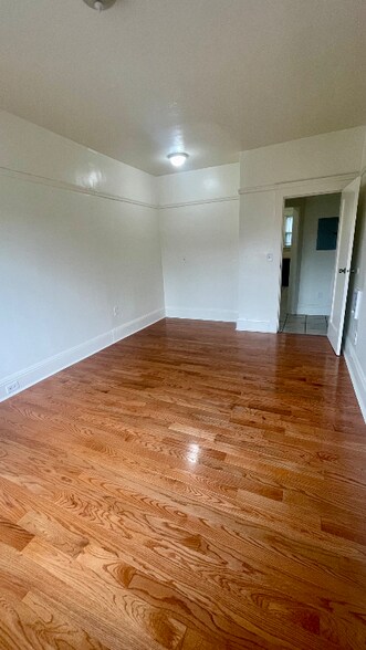 Building Photo - 566 53rd St