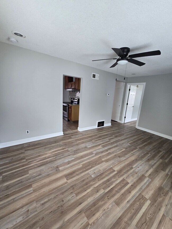 Building Photo - 2 bedrooms 1 bath renovated ready for move in