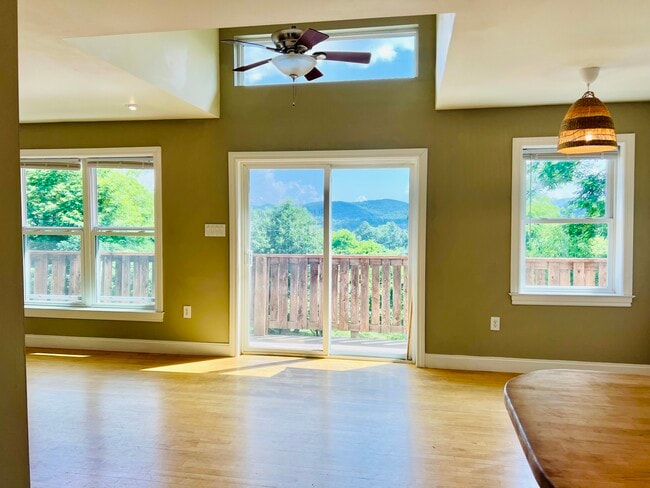 Building Photo - 567 W King St