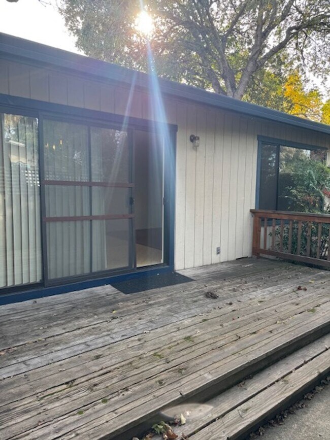 Building Photo - 2 Bedroom Home