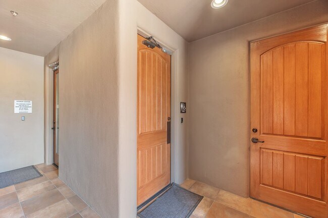 Building Photo - Beautiful 2-Bedroom Condo in Prime Scottsd...