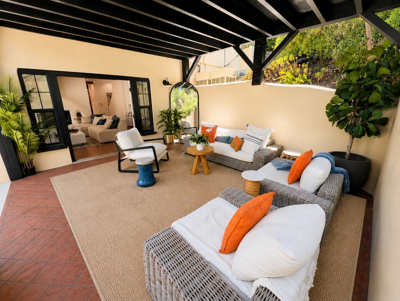 South outdoor living room - 25648 Timpangos Dr