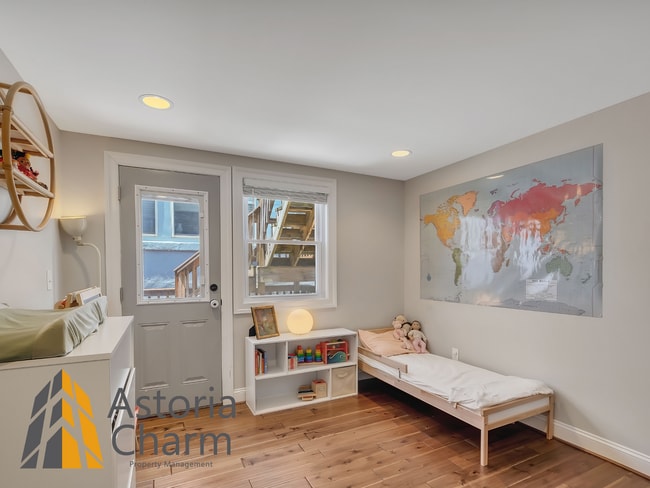 Building Photo - Classic Brick Rowhome with Rooftop Views